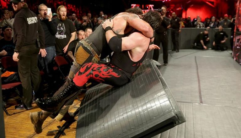 برون سترومان يهبط بكين على طاولة ويحطمها