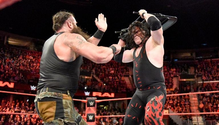 برون سترومان يهبط بكين على طاولة ويحطمها