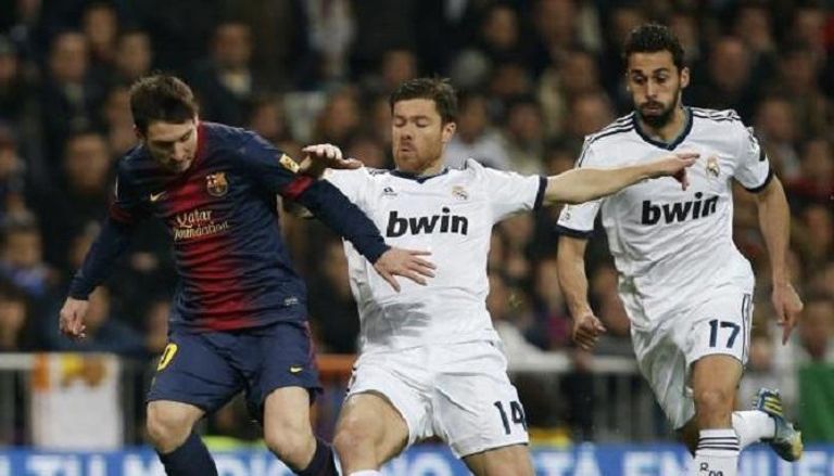 لاعبي ريال مدريد وبرشلونة  في إحدى مواجهات الكلاسيكو