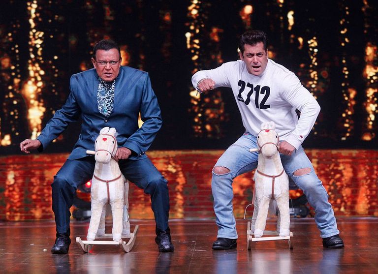 سلمان خان ومقدم البرنامج يعيدان تمثيل أحد أفلام خان التاريخية