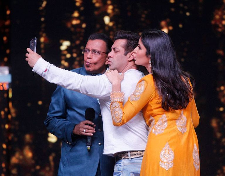 سلمان خان وكاترينا كيف مع مقدم البرنامج