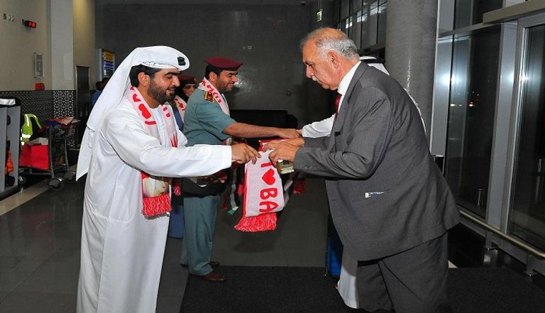 شرطة أبوظبي تستقبل البحرينيين بالورود والأعلام