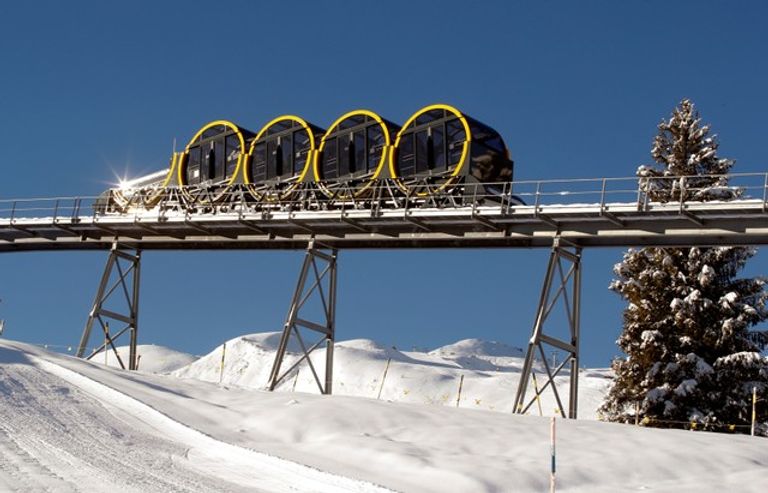 سويسرا تدشن أعلى قطار معلق في العالم سويسرا تدشن أعلى قطار معلق في العالم