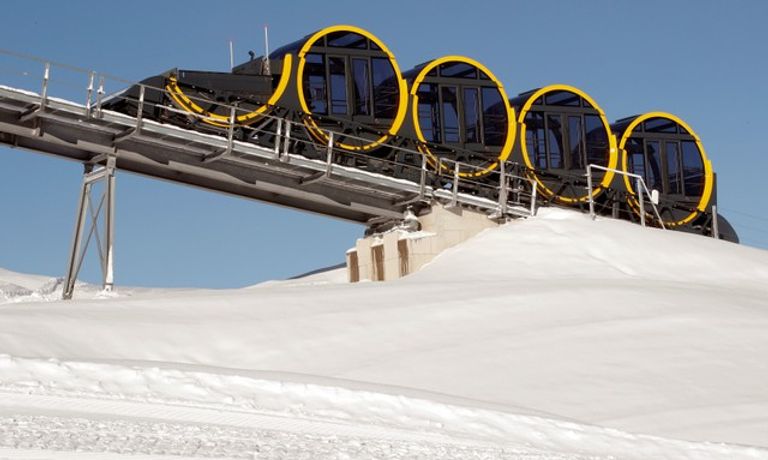 سويسرا تدشن أعلى قطار معلق في العالم سويسرا تدشن أعلى قطار معلق في العالم