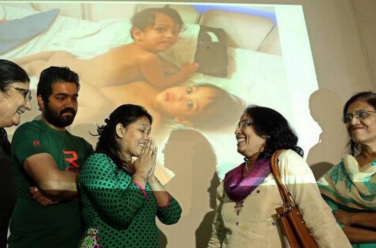 الأم وعائلتها في انتظار النتيجة