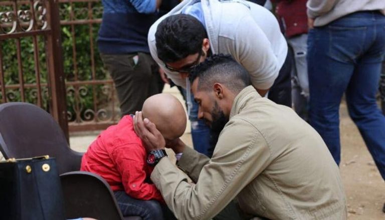 محمد رمضان مع الطفل سراج المصاب بالسرطان