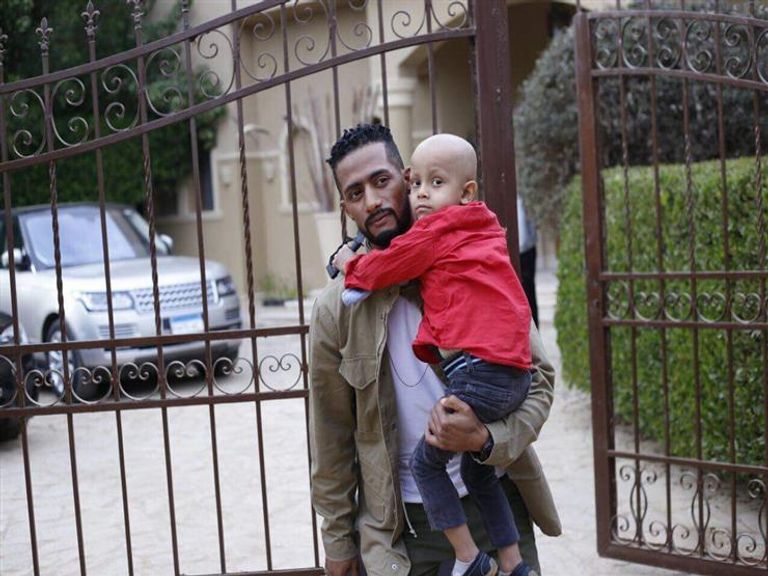 محمد رمضان مع الطفل سراج المصاب بالسرطان محمد رمضان مع الطفل سراج المصاب بالسرطان