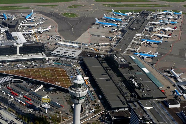 مطار سخيبهول في أمستردام الشرطة الهولندية فى موقع الحادث بالمطار