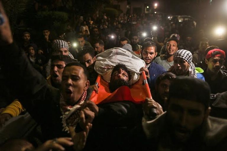 أبوثريا.. فلسطيني ارتقى شهيدا على عكاز الصمود - صورة التقطها الصحفي الفلسطيني مثنى نجار