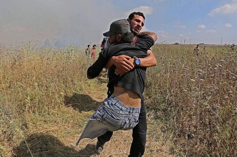 أبوثريا.. فلسطيني ارتقى شهيدا على عكاز الصمود - صورة التقطها الصحفي الفلسطيني مثنى نجار