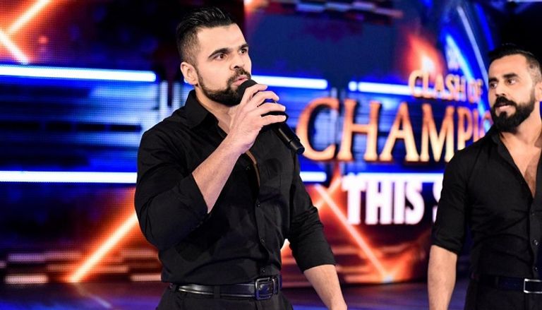 إيه جيه ستايلز يضرب سمير سينج