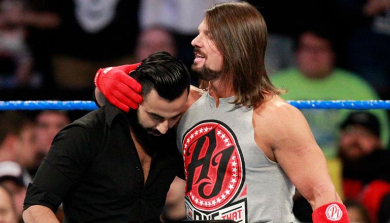 إيه جيه ستايلز يضرب سمير سينج