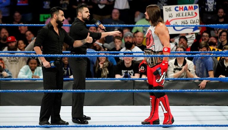 إيه جيه ستايلز يضرب سمير سينج