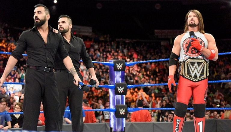 إيه جيه ستايلز يضرب سمير سينج