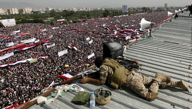 قناص تابع لقوات الجيش اليمني