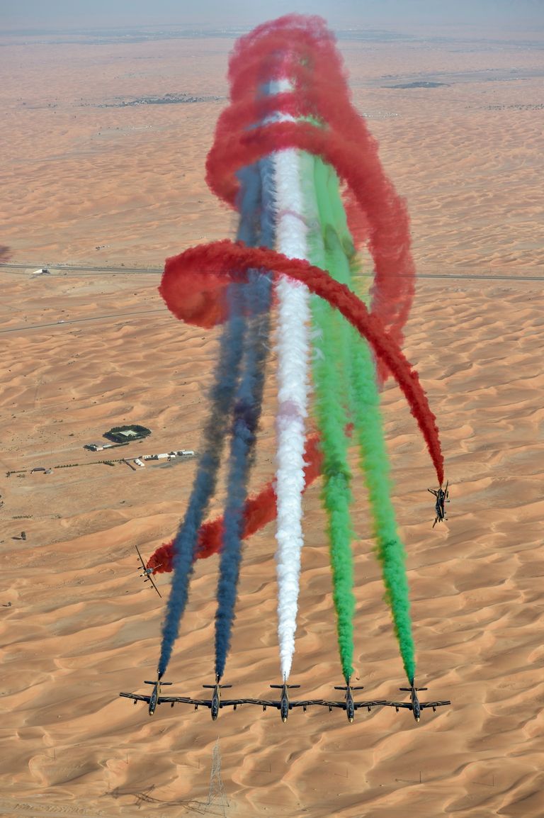 فرسان الإمارات خلال أحد عروضهم الجوية