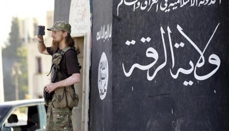 أحد المقاتلين الأجانب في صفوف "داعش" قبل هزيمته في الرقة