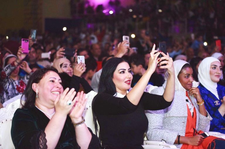 سمية الخشاب تلتقط صورة لسعد أثناء الغناء أحمد سعد في وصلة غنائية بالحفل