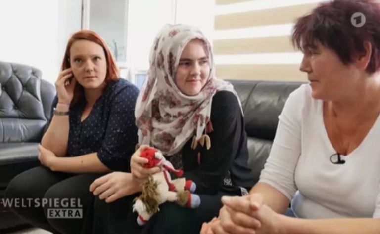المتهمة خلال لقائها بأسرتها الألمانية المنضمة لداعش وسط أسرتها