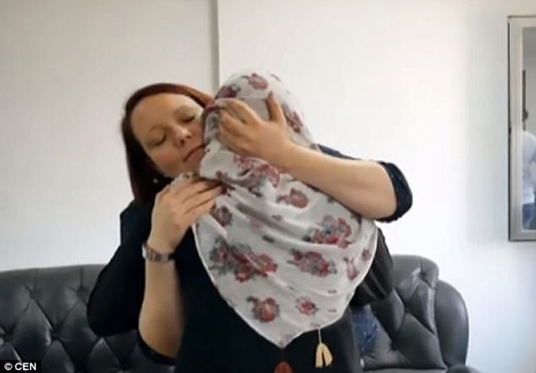 المتهمة خلال لقائها بأسرتها الألمانية المنضمة لداعش وسط أسرتها