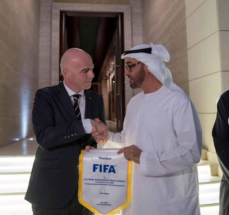 الشيخ محمد بن زايد يستقبل رئيس الفيفا