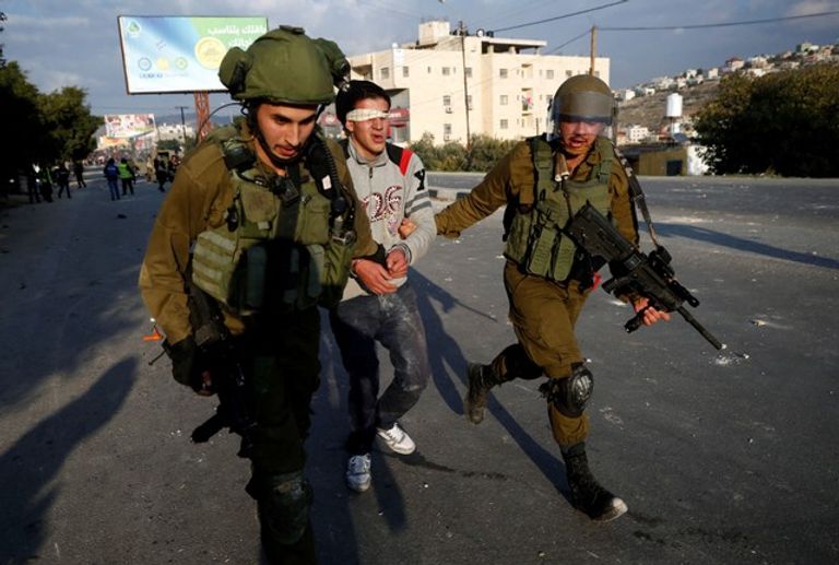 الاعتقالات أثناء الاحتجاجات جيش الاحتلال الإسرائيلي يعتقل شابا فلسطينيا خلال مواجهات
