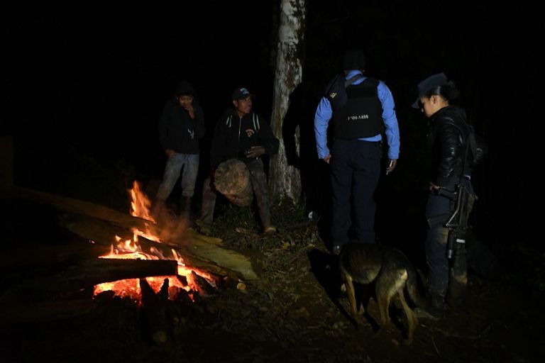 قوات من الجيش والشرطة خلال عمليات البحث عن حطام الطائرة