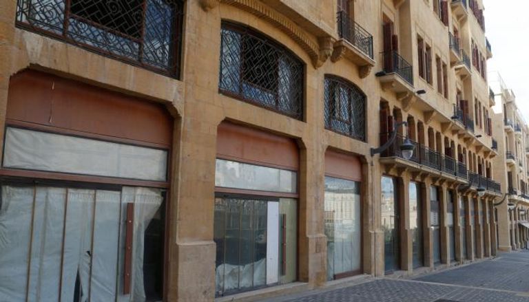 أحد المحلات المغلقة في ضواحي بيروت الشرقية (رويترز)