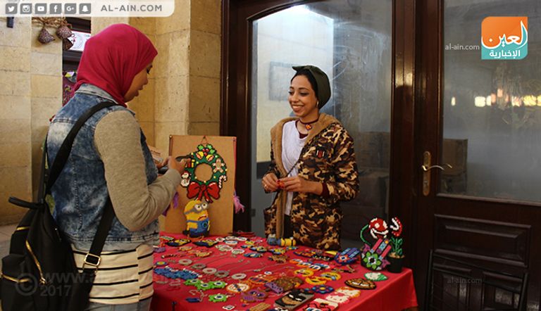 جانب من الأعمال اليدوية المعروضة بالمهرجان