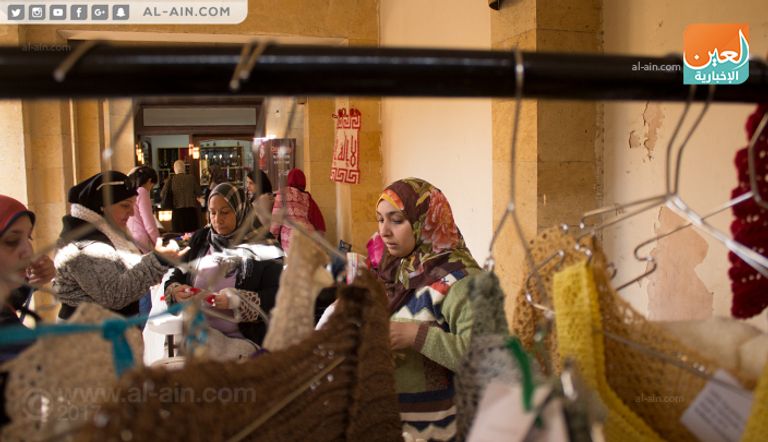 جانب من الأعمال اليدوية المعروضة بالمهرجان