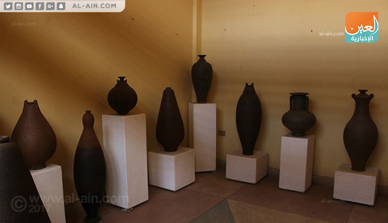 جانب من الأعمال اليدوية المعروضة بالمهرجان