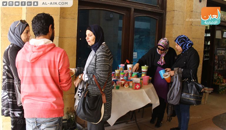 جانب من الأعمال اليدوية المعروضة بالمهرجان