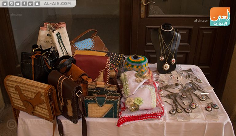 جانب من الأعمال اليدوية المعروضة بالمهرجان