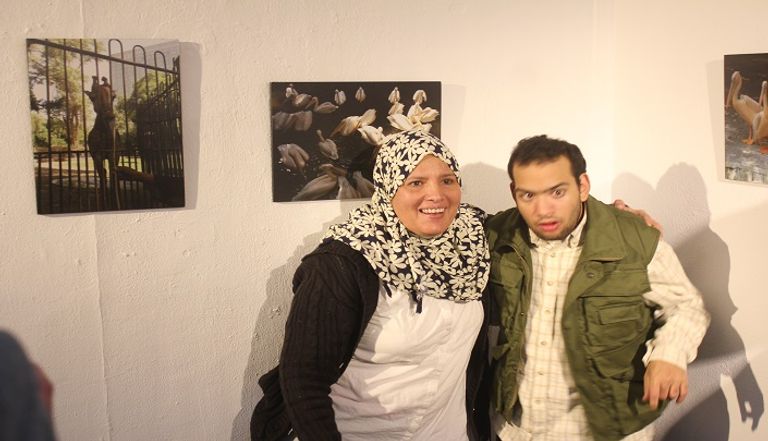 أحد المشاركين في معرض "لمسات إبداعية لمتحدي الإعاقة"