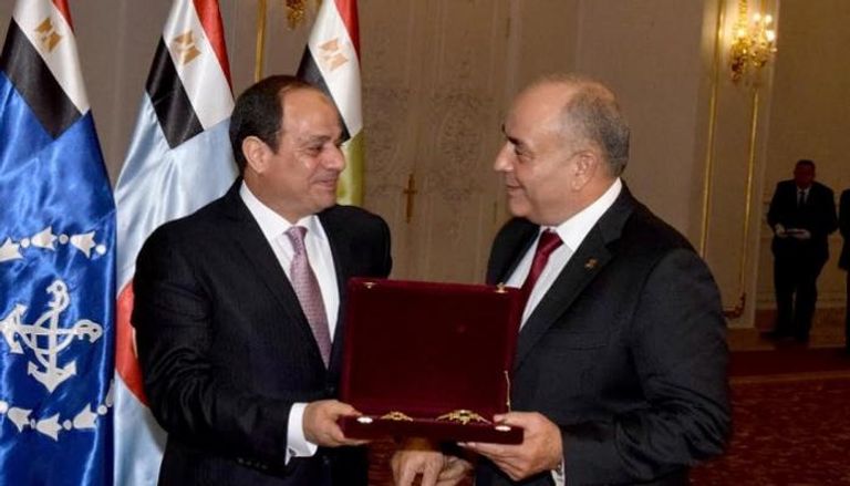 الرئيس المصري عبدالفتاح السيسي ورئيس الأركان السابق محمود حجازي