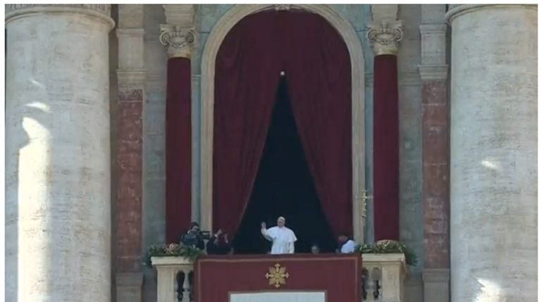 البابا في ساحة القديس بطرس في الفاتيكان