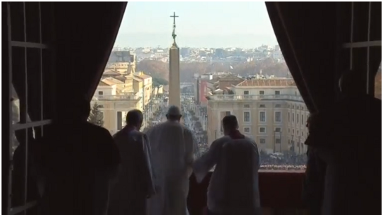 البابا في ساحة القديس بطرس في الفاتيكان