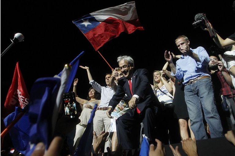 بينييرا يتلقى التهنئة من أنصاره رئيس تشيلي يحتفل بالفوز وسط أنصاره