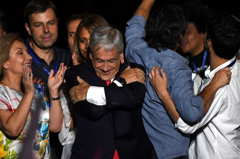بينييرا يشكر الناخبين بعد فوزه بانتخابات الرئاسة في تشيلي رئيس تشيلي يحتفل بالفوز وسط أنصاره
