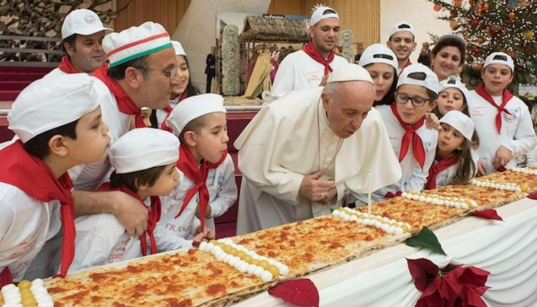 بابا الفاتيكان يطفئ شمعة ميلاده في بيتزا ضخمة