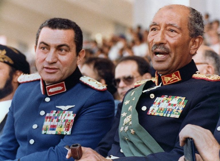 الرئيسان الراحل أنور السادات والأسبق حسني مبارك الرئيس المصري الأسبق حسني مبارك