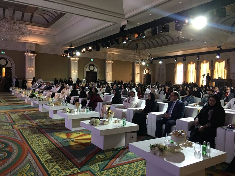 الحضور يستمع إلى كلمة الشيخة فاطمة بنت مبارك الشيخ نهيان بن مبارك آل نهيان خلال افتتاح القمة