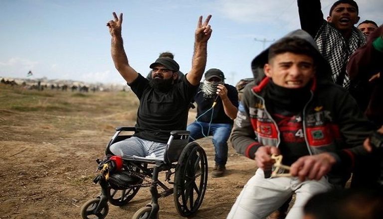 أبوثريا يرفع علامة النصر خلال فعالية احتجاجية في غزة تشييع جثمان الشهيد أبوثريا