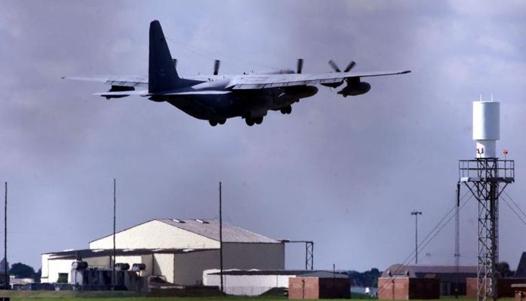 إحدى الطائرات وهي تُقلع من قاعدة ميلدنهال ببريطانيا (رويترز)