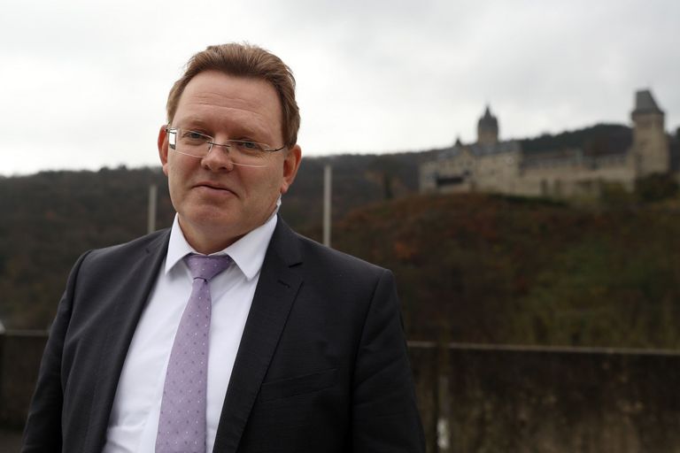 العمدة أندرياس هولستين العمدة أندرياس هولستين ويبدو في رقبته أثر الهجوم