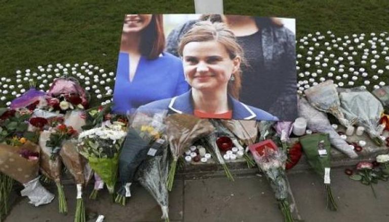 تأبين النائبة البريطانية الراحلة جو كوكس العمدة أندرياس هولستين ويبدو في رقبته أثر الهجوم