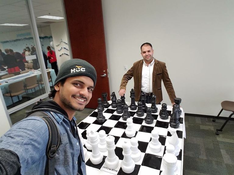 مع أحد زملاء الدراسة  قصة ملهمة للشاب الهندي سلمان سيد