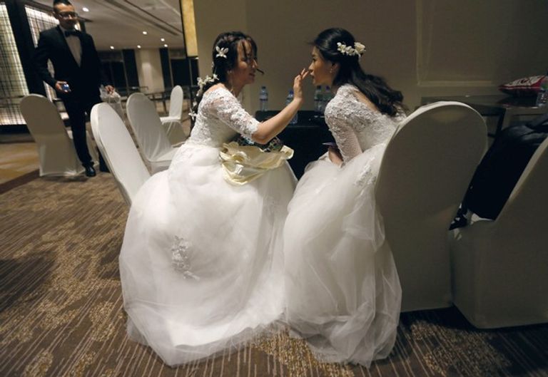 العروسة تتجهز لحفل الزفاف تنشيط السياحة في سريلانكا بحفل زفاف جماعي للصينيين