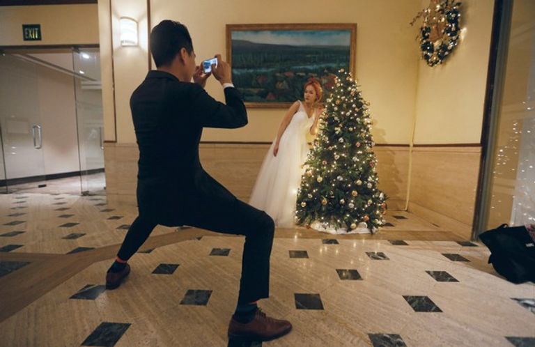 العريس يوثق لحظات الفرحة بالكاميرا تنشيط السياحة في سريلانكا بحفل زفاف جماعي للصينيين