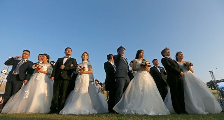 لقطة جماعية للمشاركين في حفل الزفاف تنشيط السياحة في سريلانكا بحفل زفاف جماعي للصينيين